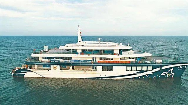 【杰工百佳】电机配套中国首艘油电混合豪华双体客船